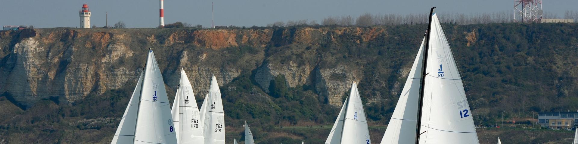 Voiliers devant des falaises