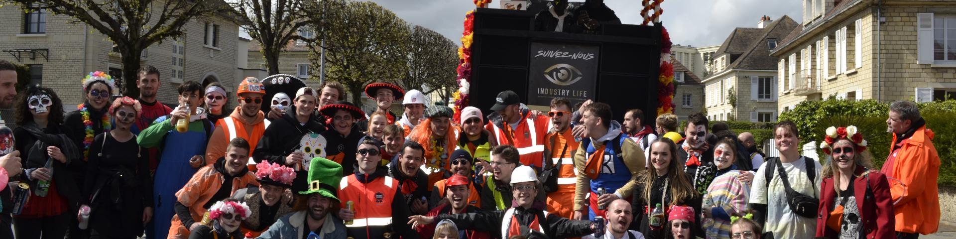 Photo de groupe devant le char du carnaval