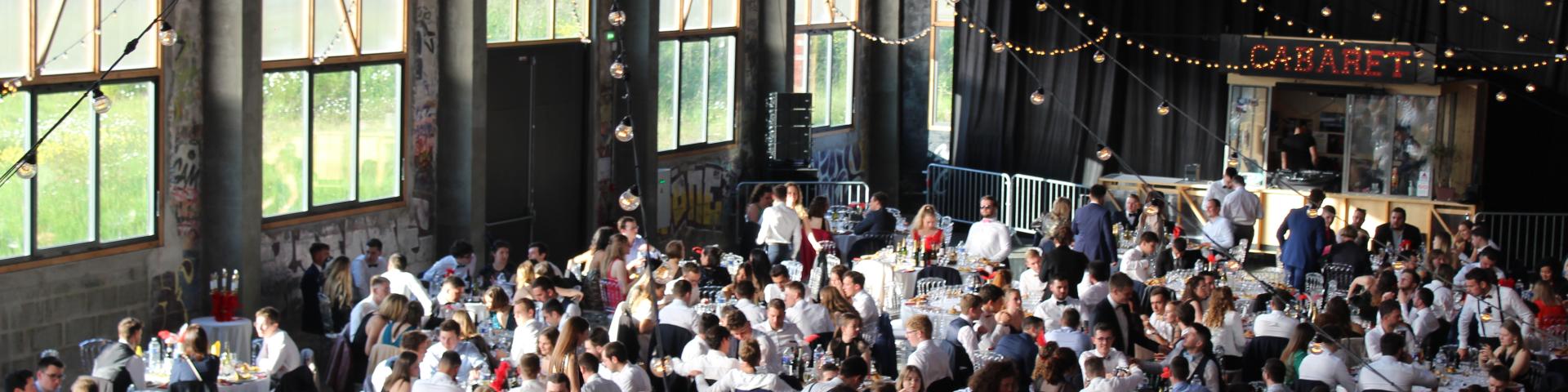 Vue d'ensemble de la salle du gala des promos 2020 & 2021