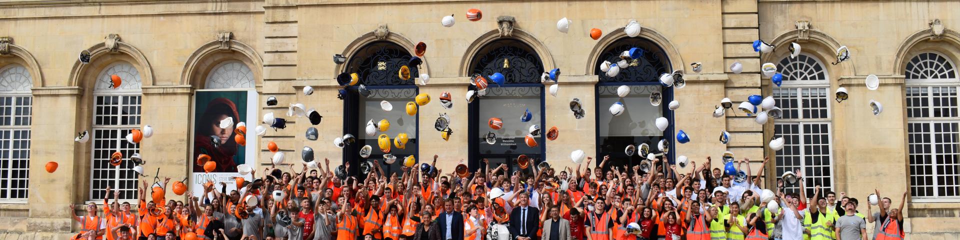 Lancé de casques devant la mairie de Caen