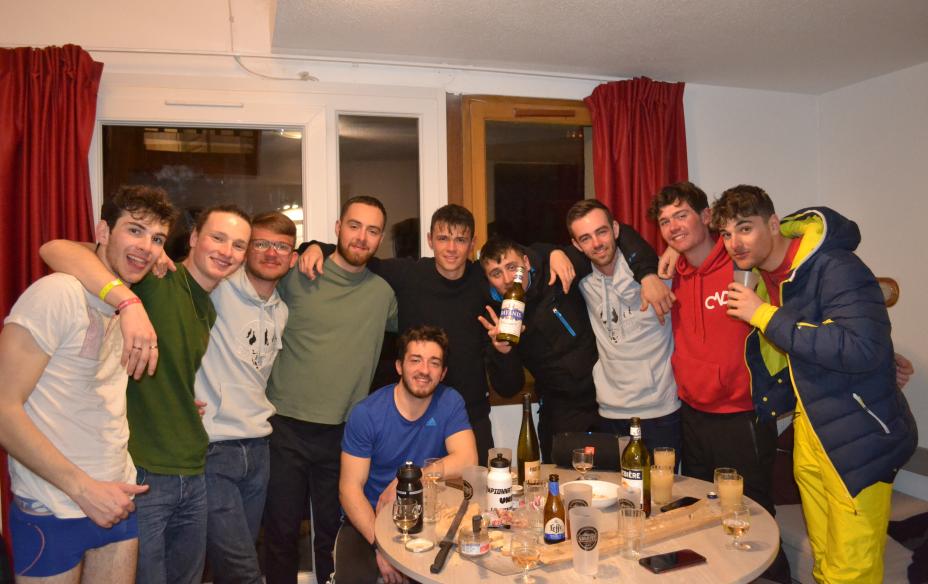 Groupe d'élèves dans un appartement