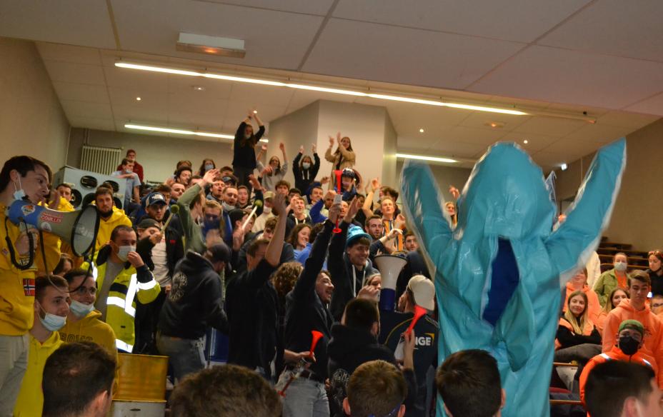 Foule d'élèves dans l'amphi pendant les quizz