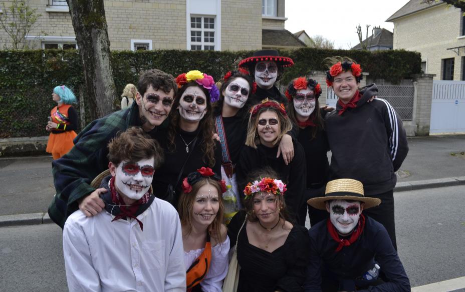 Groupe d'élèves déguisés