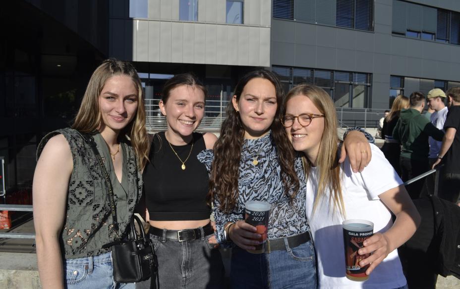 Groupe d'élèves au méchoui