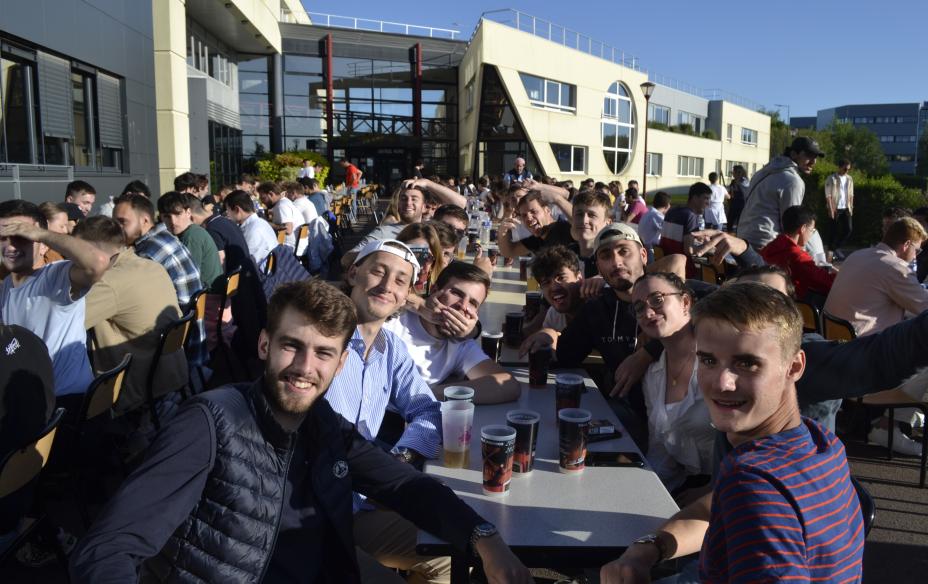 Tablée d'élèves au méchoui