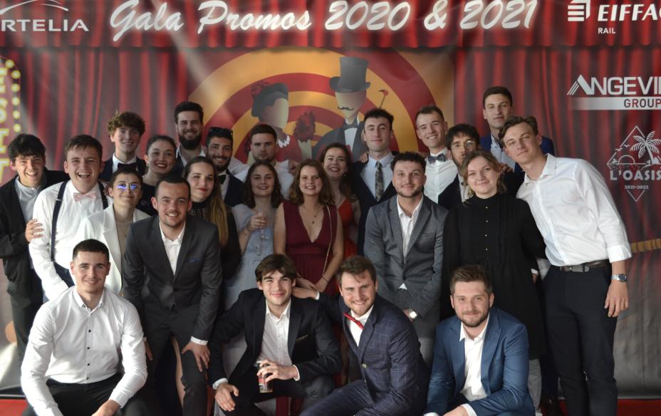 Membres de L'Oasis devant la bâche du gala des promos 2020 & 2021