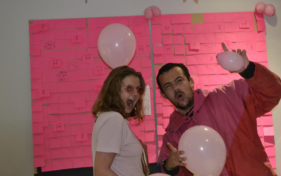 Elèves au stand photo de la soirée octobre rose