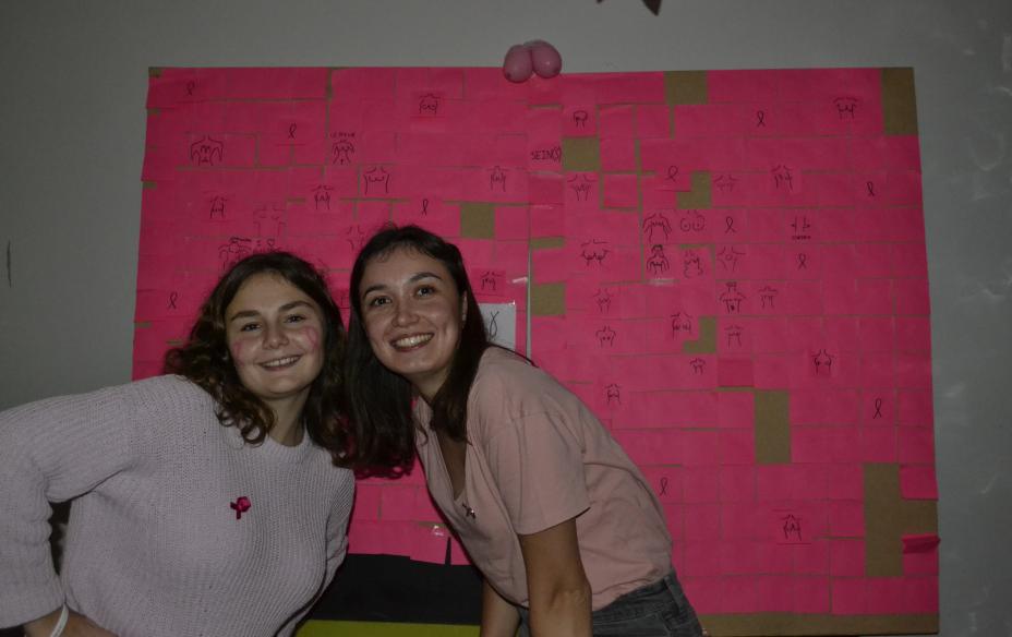 Elèves au stand photo de la soirée octobre rose