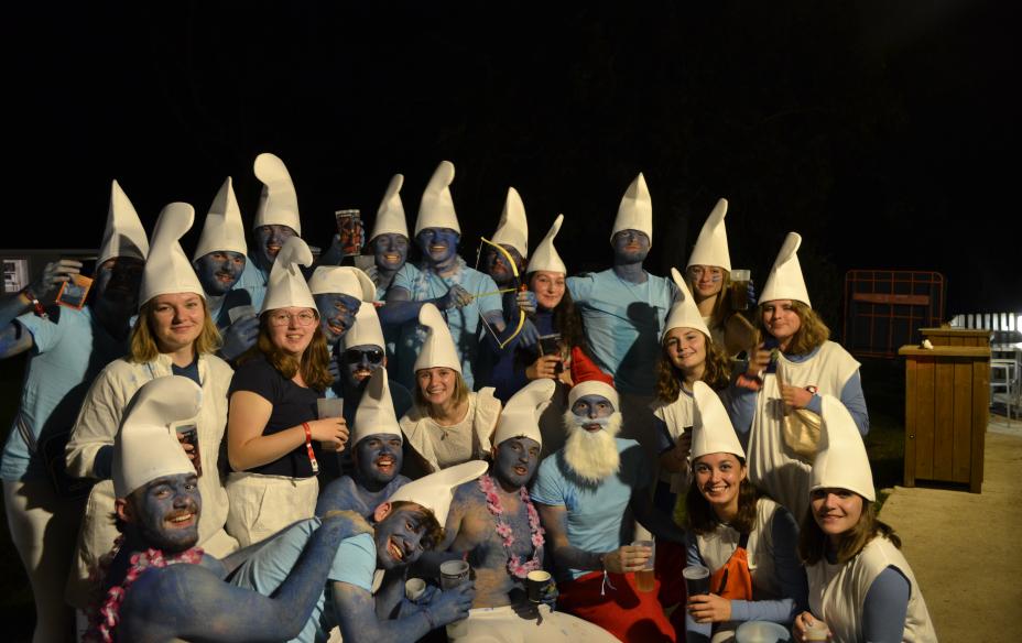 Groupe d'élèves déguisé en schtroumph